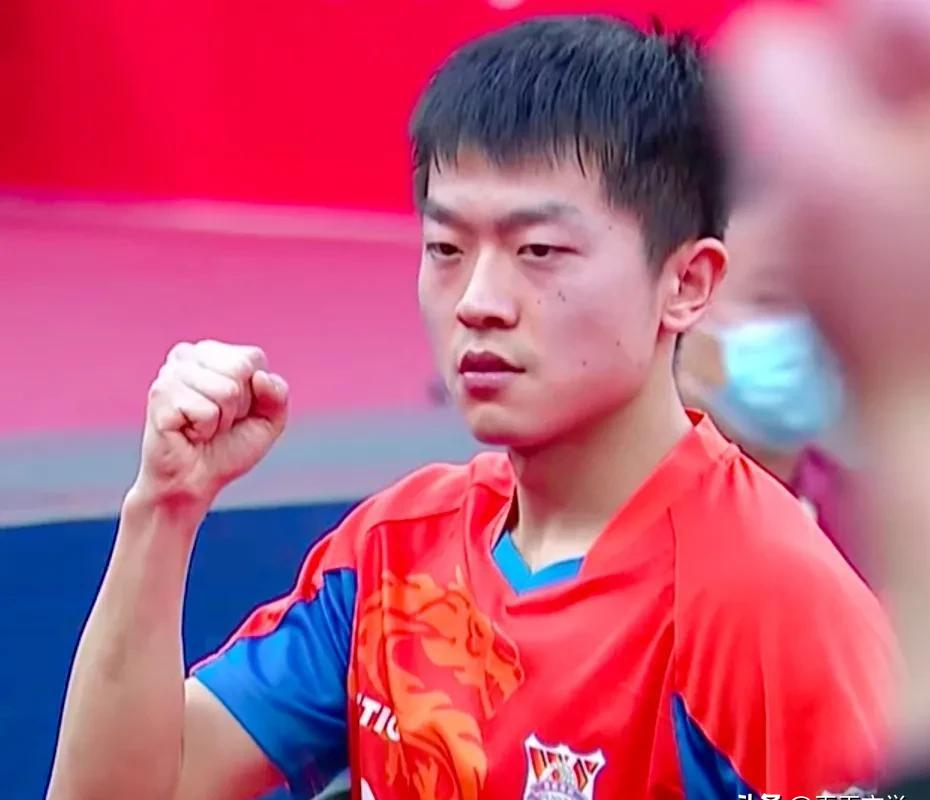 女乒5人突围男乒只剩2个独苗！国乒“半边天”的统治力，男队真该照照镜子了！
2026年WTT中国大满贯资格赛在北京首钢园收官，结果一出来，喜忧参半。中国女乒7人出战资格赛，5人成功杀入正赛，外战保持全胜零翻车。而男乒这边，6名选手参加资格赛，最终只有徐瑛彬和袁励岑两人突围成功，晋级正赛。徐瑛彬以3: