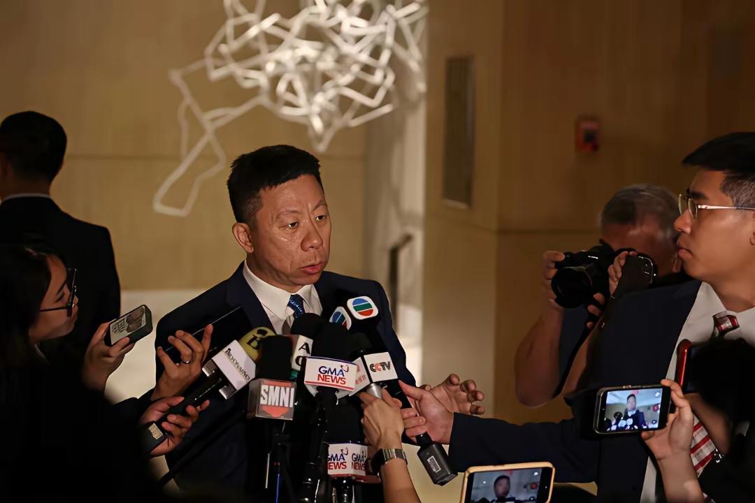 昨晚把井泉大使十五号那天迪利曼对话会上的完整原话逐字扒了一遍，再看马尼拉那边的反弹，我越看越觉得这事儿压根不是误读，是刻意的半截裁剪。大使原话明明是连着的，先反问谁天天挑事端，再讲倘若真动起手来结局不难预料，紧接着马上接一句，但我们不会这么做，因为我们珍爱和平，前后文摆得清清楚楚。结果菲外交部十五号