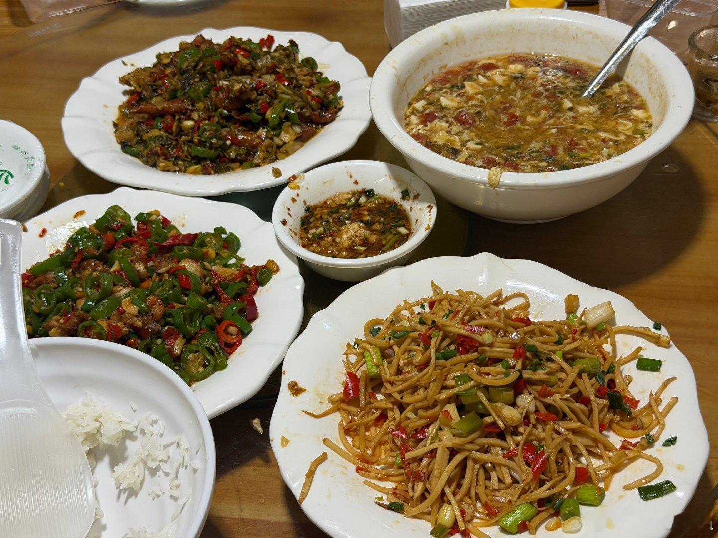 老家赣州物价感人，这些菜一共110元。

而且图中是三个女生吃完准备打包的样子，量巨多。 ​