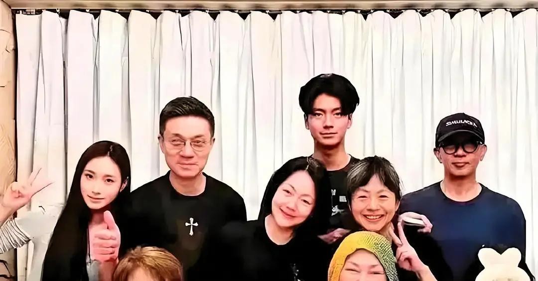 谁都没想到，平日里总被各种八卦追着跑的许雅钧，这次做的事确实让人挑不出毛病

小S最近在镜头前说了句掏心窝子的话，自从大S离开后，具俊晔一个人在异乡孤零零的，整个人眼瞅着垮了下去，成天把自己关在屋里

看到这一幕，当妹夫的许雅钧主动站了出来，每周六都雷打不动地在家里张罗一桌热气腾腾的饭局，每次都想方
