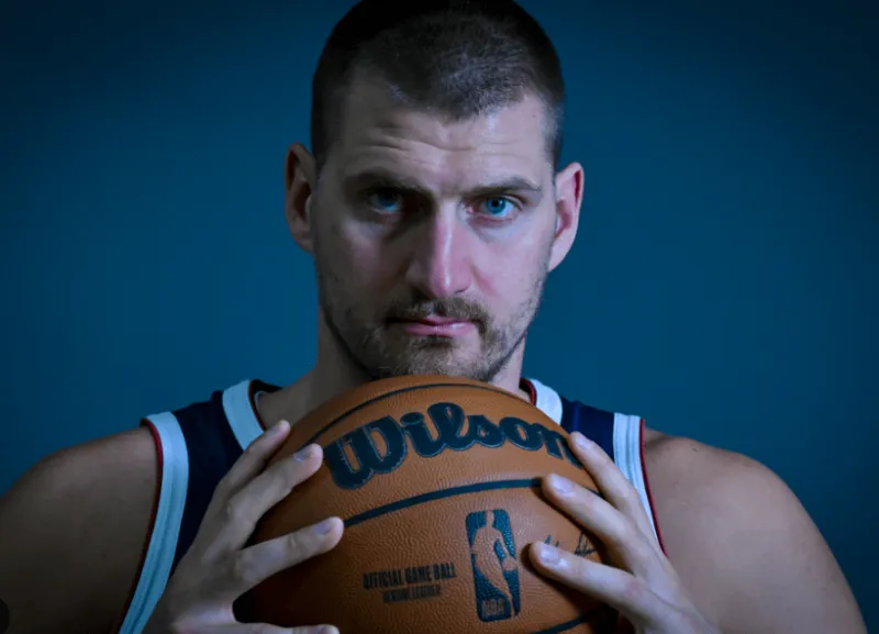 约基奇透露不喜欢在NBA打球的点：赛前4小时抵达球馆等
10月1日讯 近日，刚率领掘金拿下队史第二座总冠军奖杯、仍处于休赛期调整状态的尼古拉·约基奇，在塞尔维亚家乡接受了随队记者的专访，一向以直白随性、拒绝“完美人设”著称的他，毫无保留地聊起了自己征战NBA多年来最“头疼”的几件事，这番不加掩饰的吐