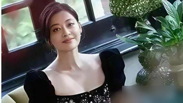 郭涛拍《父母爱情》那会儿，到手片酬8万8。同组女演员刚出月子来救场，拿了300万。郭涛当场就愣了。
导演赶紧解释，人家是临时顶上的，大冷天拍戏，一点没含糊。话里话外，这钱给得值。
一个8万8，一个300万。戏里演两口子，戏外差着34倍。都是主演，都是老戏骨，凭啥？
说白了，救场就是稀缺，稀缺就