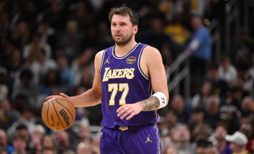 东契奇真不受待见啊！  NBA历史上，能单赛季场均砍下30分7篮板7助...