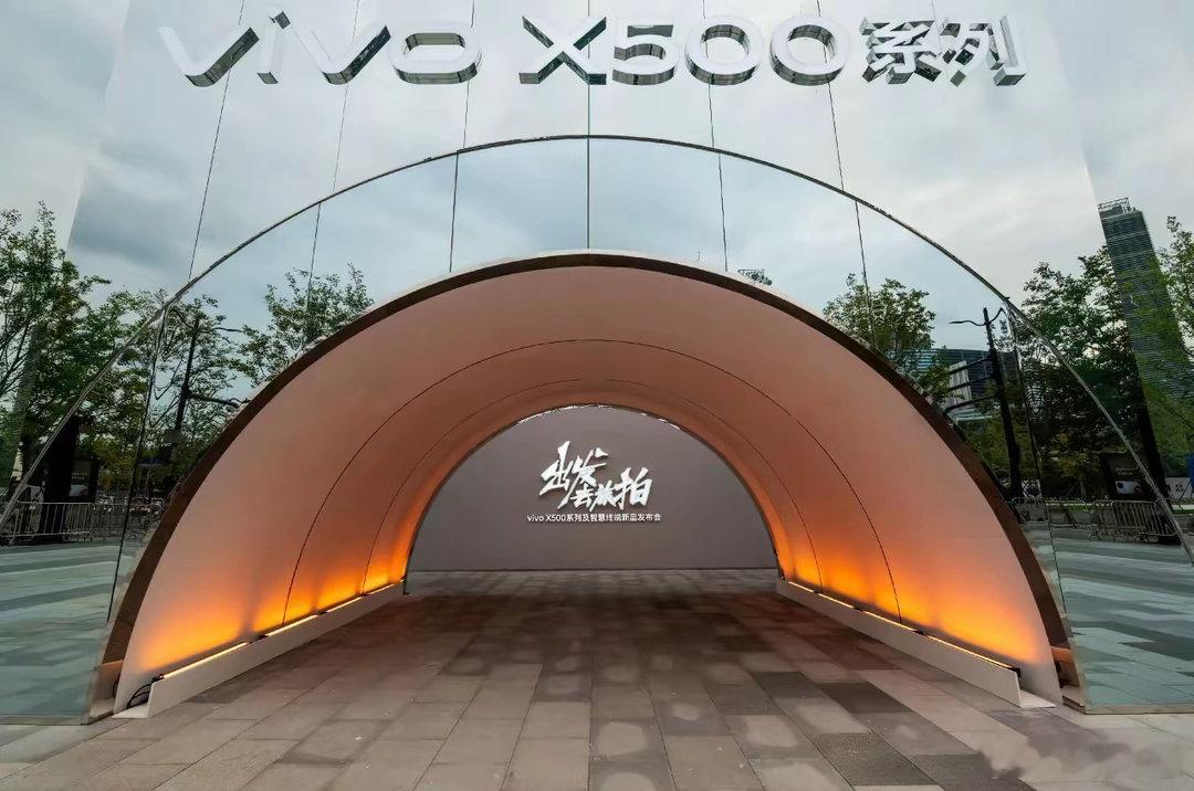#今年最好的2K屏都在vivo#各大智能手机不断更新，核心配置越来越高，尤其是处理器、屏幕、影像、电池等方面，主要是进一步提升新机体验。下半年的新机，处理器进化到2nm工艺制程，性能自然更强。
而屏幕以1.5K、2K为主，保持超清显示，还有高刷、全场景护眼等方面同步发展。电池容量逐步普及8K级别，最 ​
