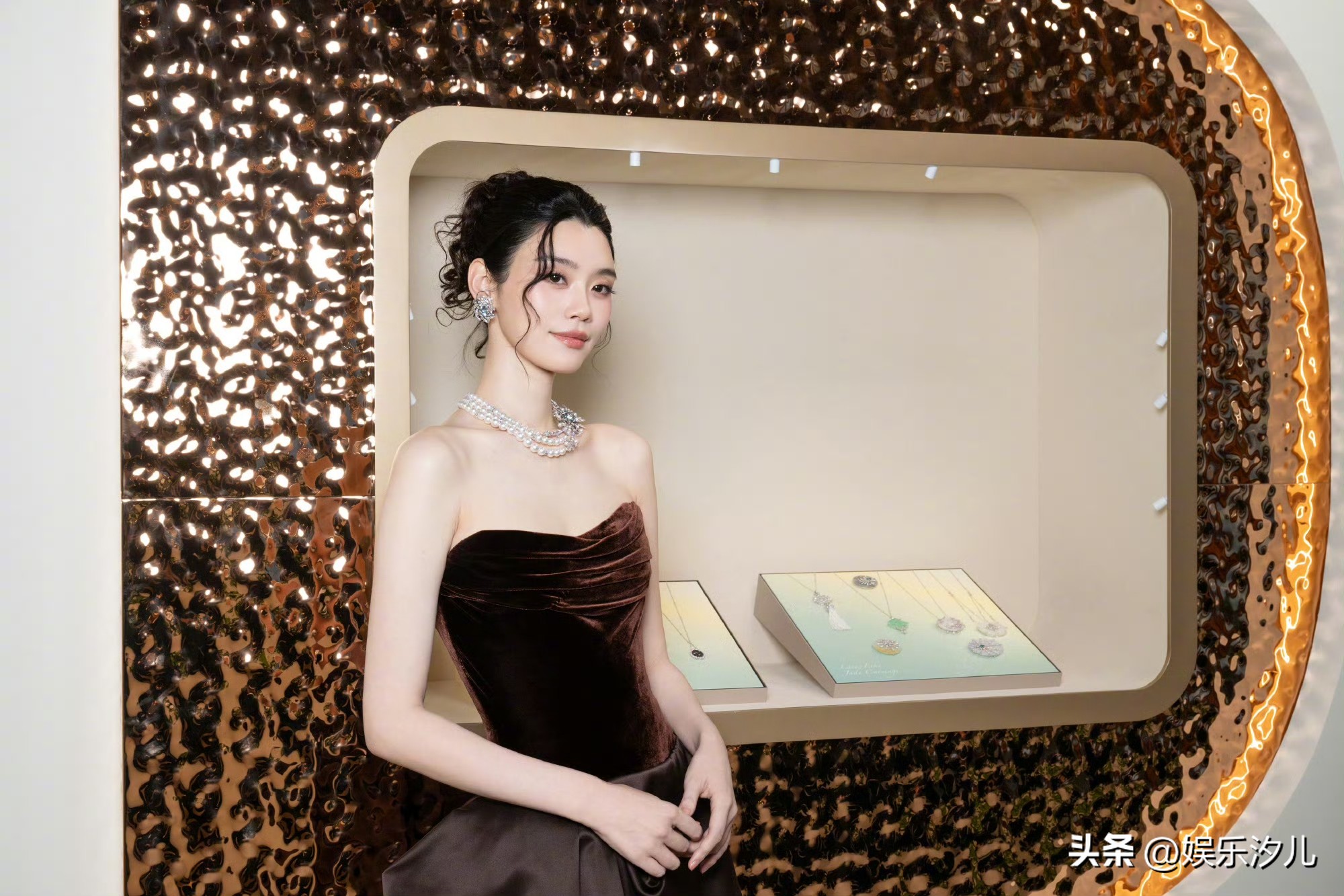 奚梦瑶曝婆婆5胎没有做过月子


奚梦瑶在综艺中自曝，婆婆梁安琪连生5胎全是剖腹产，且从未坐过月子，直呼其“超级厉害”！此言一出全网炸锅，网友惊叹四太是“狠人”。但专家提醒，不坐月子不等于不需调理，普通人切勿盲目效仿。