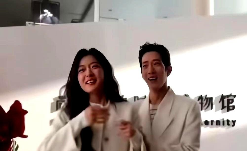 一个还在戏里哭到崩溃，一个早已抽身把通告打卡下班！这就是演员这行最残酷的地方，你的真心只是别人的上班。
孙千在《早春晴朗》里跟井柏然演了一对拉扯多年的恋人。问题是，井柏然是她追了十年的偶像。她在采访里亲口说过“井哥确实是我的偶像”，还说自己属于“不太表露的那种”。结果拍完这部戏，她直接说自己经历了“
