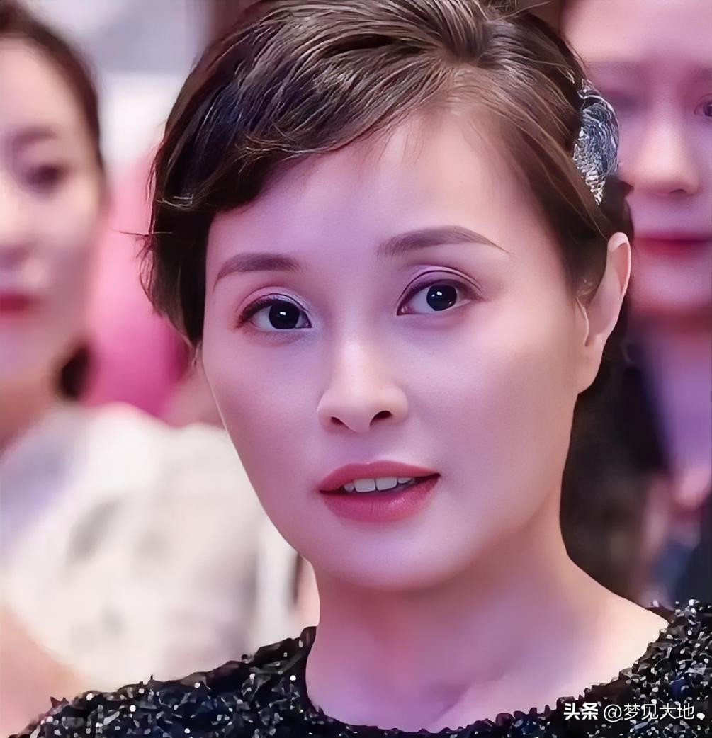 白色上衣，熟悉的脸，笃定的语气。视频里的“吴越”正推荐一款护肤品。她还说，是自己主动找上品牌，不是品牌来请她。

可这张脸，是AI换出来的。

10月18日凌晨3点多，吴越在社交平台发文。她点名“花姐美肤日记”。她质问对方为何用AI抓人替自己作恶、骗钱。还要求如数退还，直斥行为恶劣。

账号的套路不