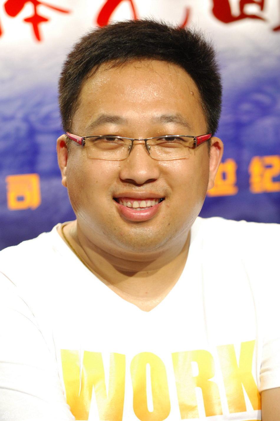 于正这波操作，把内娱那股&34;老板威压&34;玩明白了！

新剧《朝玉阶》正宣传呢，有个网友在评论区留了句：&34;女主能换个人吗？白鹿真的看不下去。&34;

就这么一句话，换别的制片人，要么装没看见，要么打个太极过去了。于正不，他直接把人主页截图挂出来，回了十个字：&34;打开你的微博，你吓到我了。&34;

好家伙，这一下给网