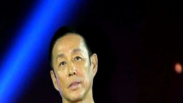 陈道明当众提姜文和葛优砸挂巩俐，换一般女星早就翻脸了。

巩俐非但没恼，当场笑得前仰后合，还主动接梗往下聊。如今她是世界AI电影节首位女性主席，陈道明演完《庆余年》国民度依然顶格，两人手握硬核成就，段位够高，陈年旧账才能聊成影坛轶事。

现在的年轻演员连同框都得防着撕番，谁还敢当面这么开涮？