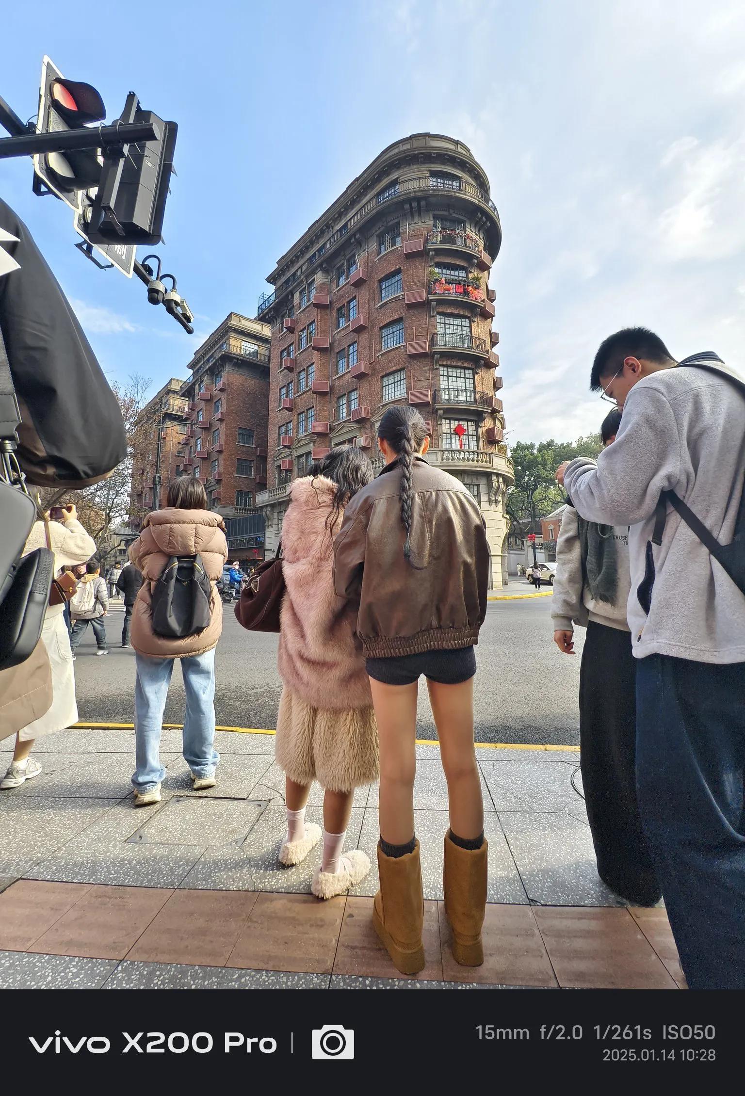 美美的街拍精彩分享 街拍是城市里一道独特的风景线。每次看到那些精彩的街...