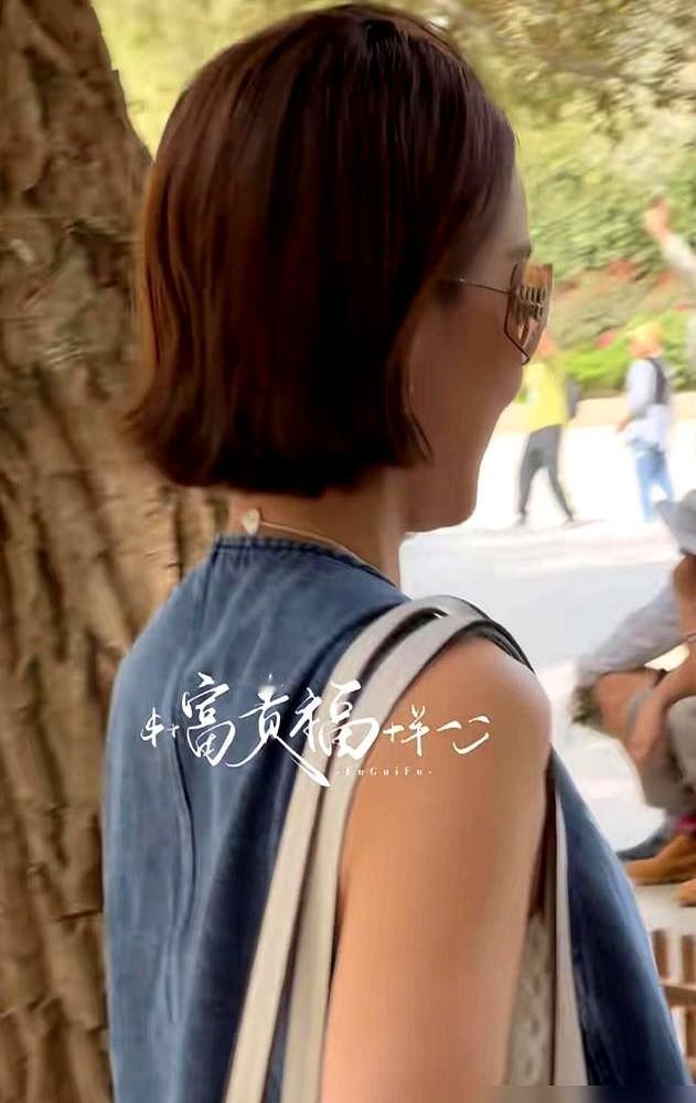 剑桥康河的船上，路人镜头刚对准夏露，马龙一个侧身，把老婆挡了个严实。

照片里，夏露背着三万的包，素颜，整个人透着一股没被生活欺负过的松弛。结婚九年，生了俩娃，跟在老公身边还能像个小女孩。

其实细节早有伏笔，之前马龙连拿话筒都会口误把“姥姥”喊成“老婆”。这种刻在潜意识里的护短，根本装不出来。