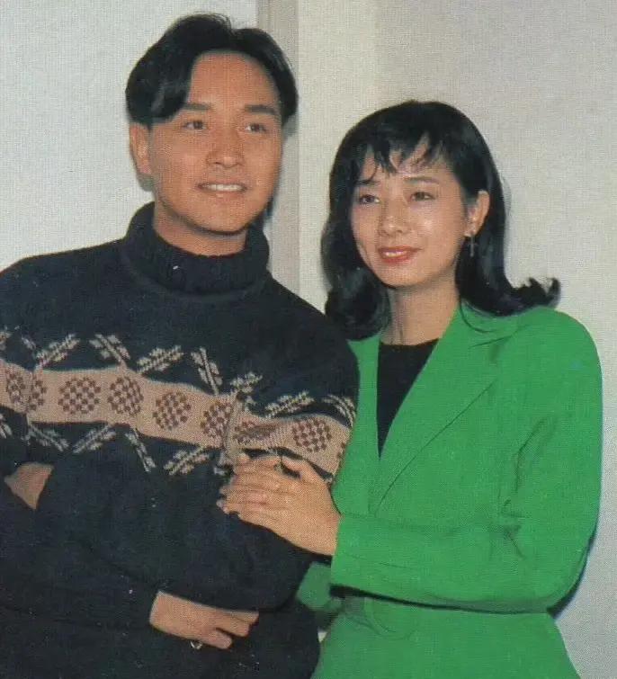 看到这张1992年《家有喜事》的片场大合影，才猛然惊觉，有些黄金阵容这辈子真就只能看这么一次了。
周星驰那时候还顶着一头黑发，笑得一脸青涩，张曼玉穿着简简单单的衣服就美得灵动，毛舜筠和张国荣挨在一块儿打闹。
那会儿大家脸上连厚重的滤镜都没有，一张张干干净净的脸上，全是一眼见底的朝气。
现在的很
