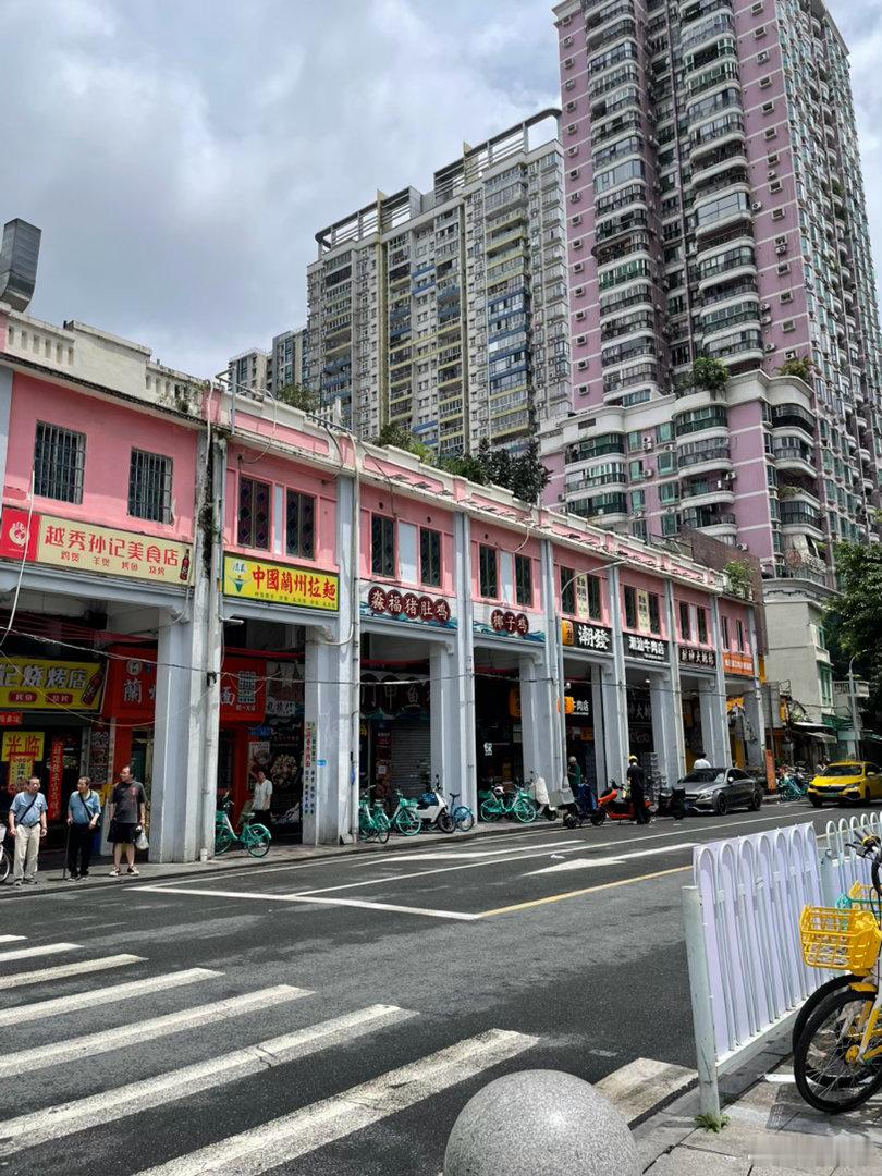 路过团一大，走进挹翠路。五一长假，从1号开始，整个北京路是挤满了人。在...