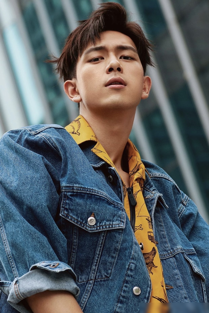 李现这演员，真够拧巴的，偏不爱演那种一眼看穿的好人坏人。
他说剧本递过来，要是角色太纯，没挣扎没矛盾，他都提不起劲儿，反而觉得那些在善恶边缘反复横跳，活得特别纠结的角色，才叫带劲。
难怪从《河神》到《去有风的地方》，再到刚播的《我不是大师》，他总能演出那股子复杂劲儿，不把自己当明星，而是死磕演员