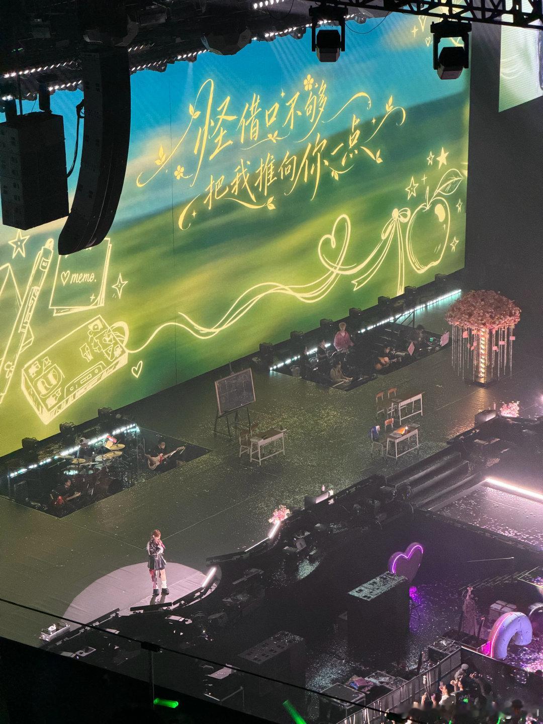 #黄霄云[超话]#  人生第一次看演唱会，感谢面包带来如此完美的体验
两年半之后的高考我也一定会上岸的！#黄霄云#  ​