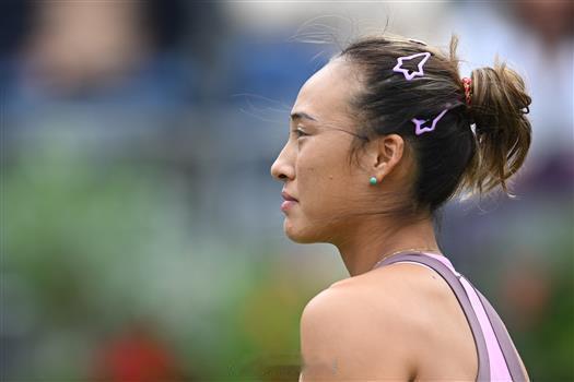 【错失逆转机会，郑钦文0-2不敌世界排名66位的吉布森，】北京时间6月...