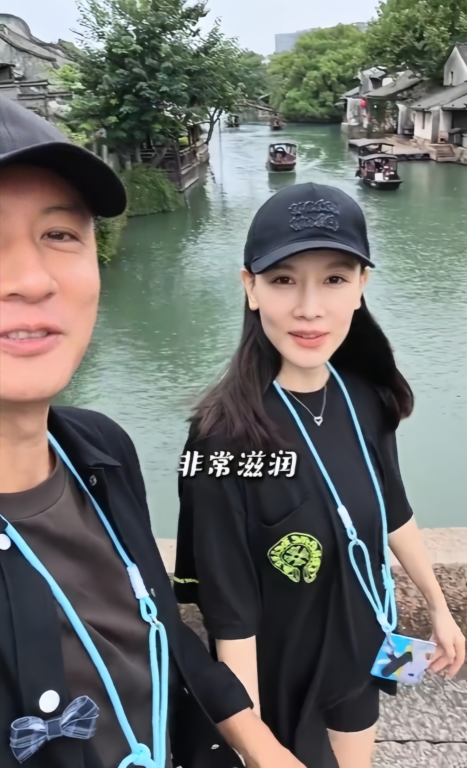 任重孙骁骁夫妻二人带女儿逛乌镇、体验农耕生活。女儿嘻嘻出生于2023年，身高已到爸爸腰部，手长腿长，完美继承爸妈好基因，长得乖巧可爱！