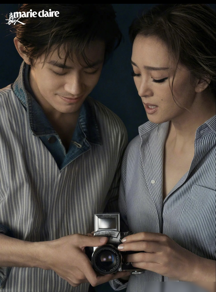 巩俐说易烊千玺今后会成为一个非常伟大的演员，这话放在五年前，谁信谁傻。
现在呢，金鸡百花双料影帝，跟巩俐一起上了《嘉人》金九封面，还是创刊以来头一个男明星。
俩人差33岁，中戏同门，一个85级，一个18级。但拍摄现场完全不是前辈带后辈的客气戏码，易烊千玺教巩俐玩古董相机，把人逗得开怀大笑，热搜挂