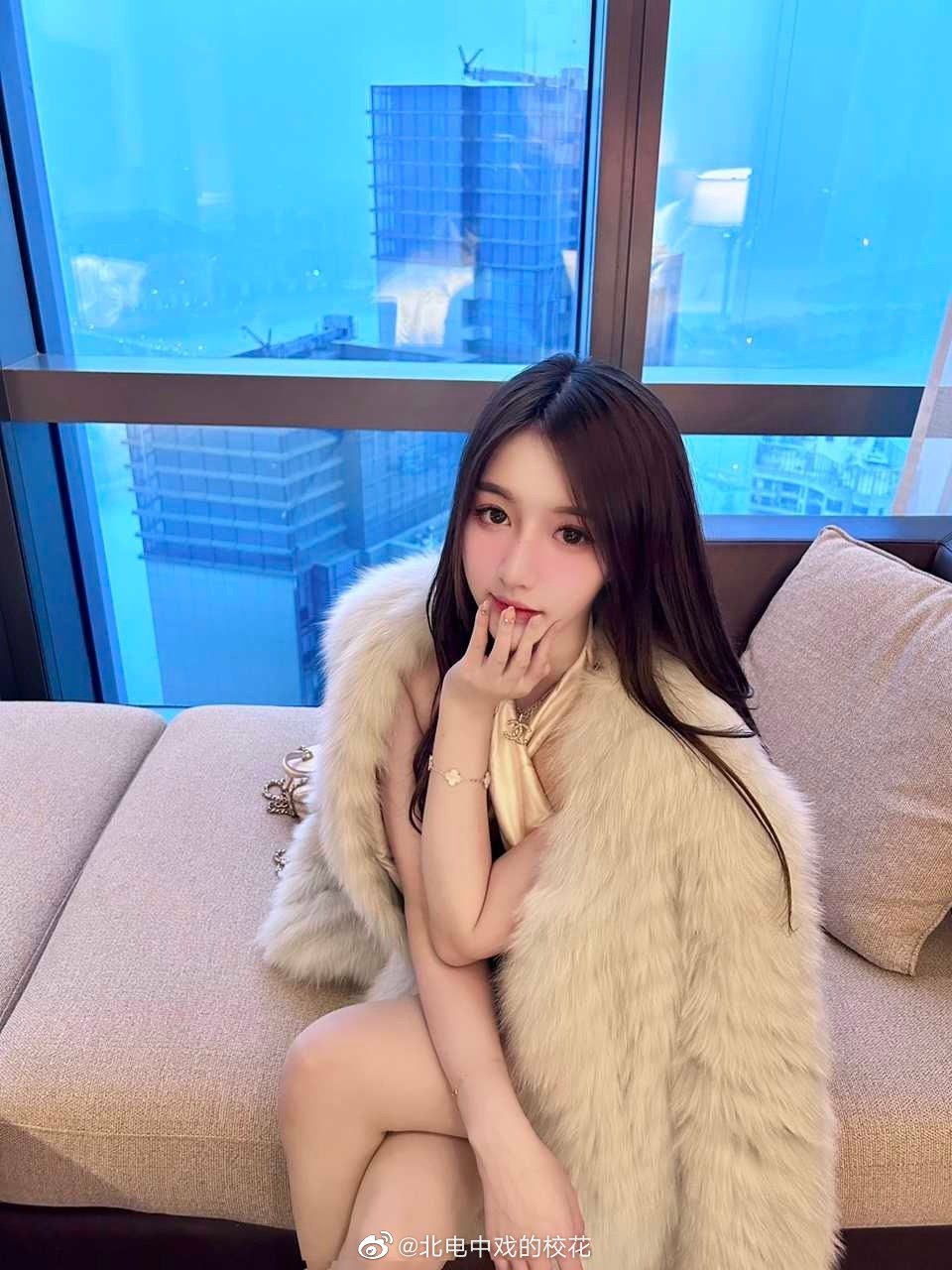 🇭🇰港粤校花榜美女   身高体重：168cm   兴趣特长：健身...