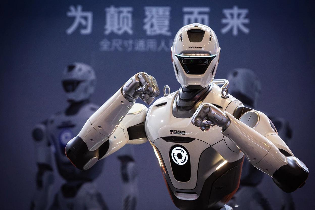 中国AI研究蓬勃发展：人才、机遇与中美差距

图1：中国正在将人工智能系统集成到机器人当中（图为2026年展会上的EngineAI T800机器人）。 图源：Eduardo Leal/AFP via Getty
图2：中国培养的AI人才数量全球第一。 图源：Digital Science
图3：对顶级学术会议NeurIPS（2025）参会作者样本分析显示，很多 ​