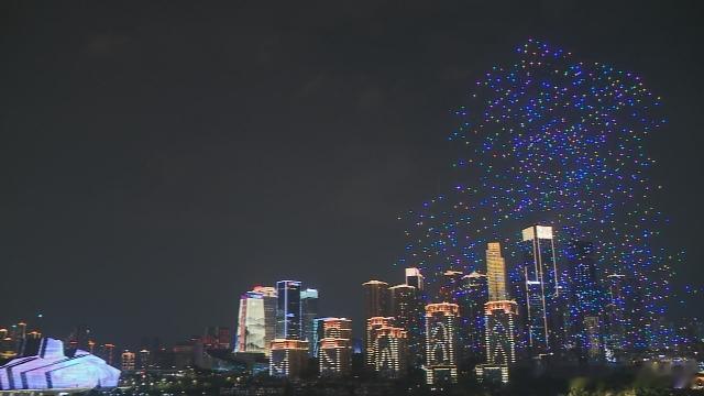 【#重庆10月无人机灯光秀安排#】#国庆前6天重庆每晚有无人机秀# “新韵重庆”无人机灯光秀拟于10月1日至6日、17日、24日、31日20:30展演；10月10日因放假调休需正常上班，当日展演取消。朝天门、江北嘴、南滨路等区域均可观看。如遇降雨等不适宜展演的情况，活动将调整或取消，具体安排以正式通告为准 ​
