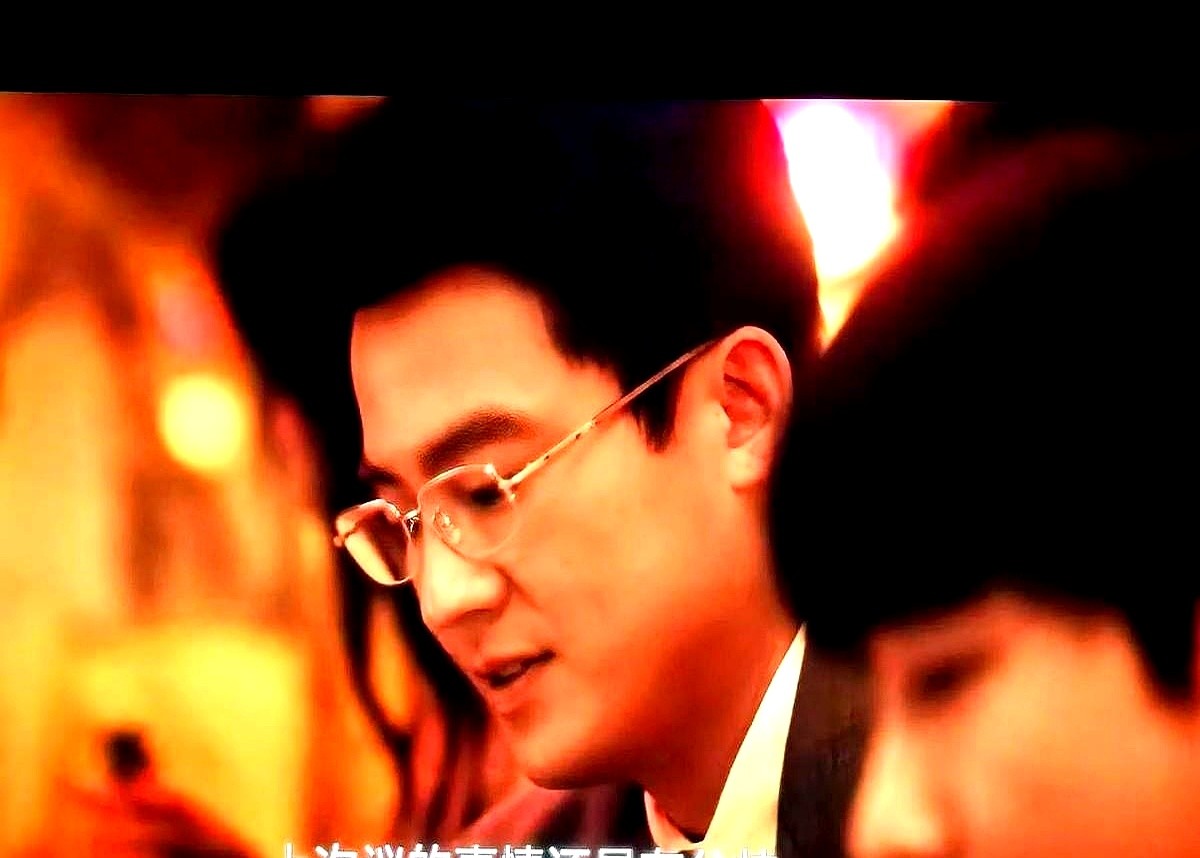 谍战剧里抓间谍，台词居然飙出了“东软CT机”这种骨灰级医疗器械行话。

本来以为《交锋》又是一部披着谍战皮的降智剧，结果编剧真摸透了医疗器械的底层逻辑。王凯演的憩哥跟欧豪、彭昱畅同台飙戏，闲聊里抛出来的全是这种生僻专业词，非同行连这几个字的发音恐怕都咬不顺。

全剧没一句水词，细节抠到了骨缝里，就冲