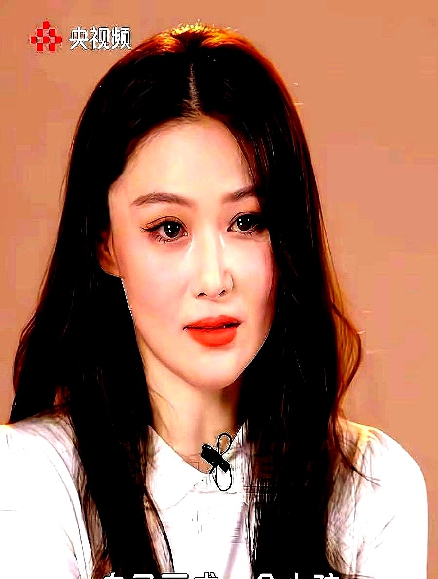 央媒镜头一扫而过，很多人甚至没认出那是张馨予。

一件最普通不过的白上衣，下巴圆润了，眼眶泛着红，整个人透着一股罕见的和气。

早年在名利场里争得头破血流的时候，她美则美，但眉眼全是凌厉，浑身带刺，眼神里全是防备。现在嫁了人，天天在自家小院里种菜画画，没了算计和委屈，五官彻底舒展开了。

日子顺不顺
