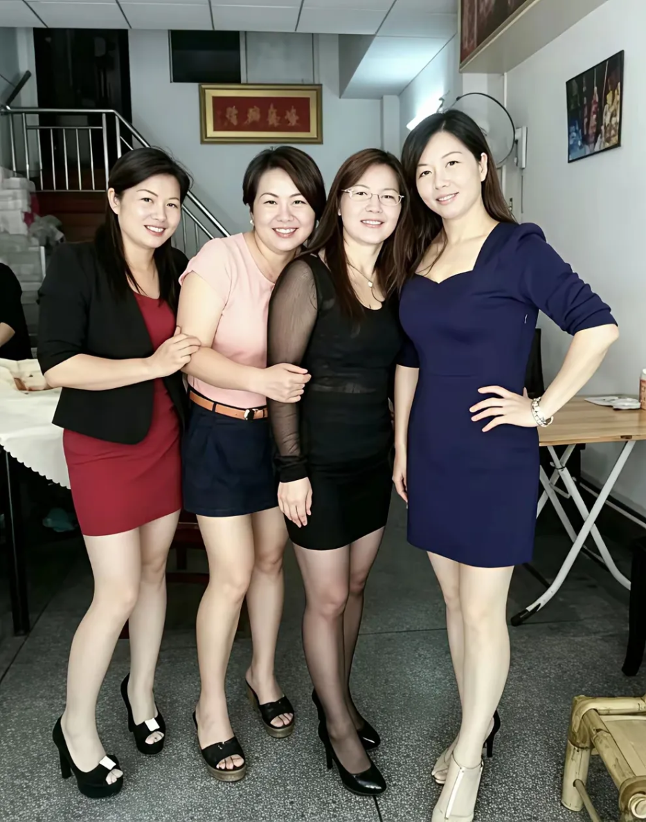 四位中只有一位离婚了，你能看出来是谁吗?
