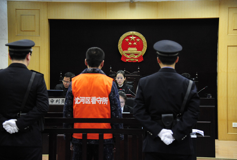 恶意下单2700次男子获刑1年半
开网店的曹先生去年差点被逼到关店，他怎么也想不到，自己只是拒绝了一笔无理的“仅退款”申请，就惹上了缠了他大半年的噩梦。
一开始他只以为是遇到个想占便宜的普通买家，没太放在心上，直到对方连着几十笔大额订单砸进他的店铺，发货就立刻申请退款，不发货就投诉他“超时违规”，把