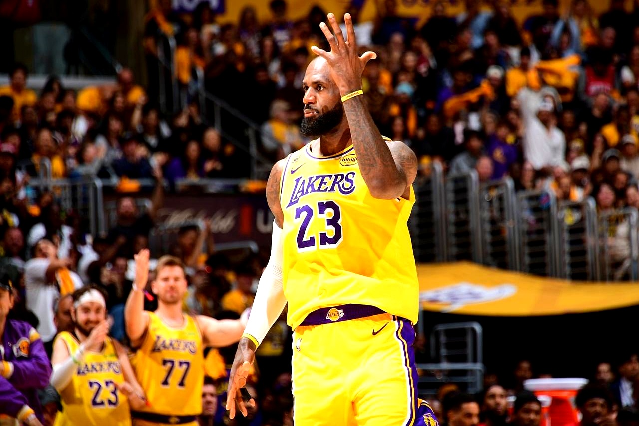 他们并没有尊重勒布朗    这事儿真有点意思。湖人管理层和教练组季后赛...