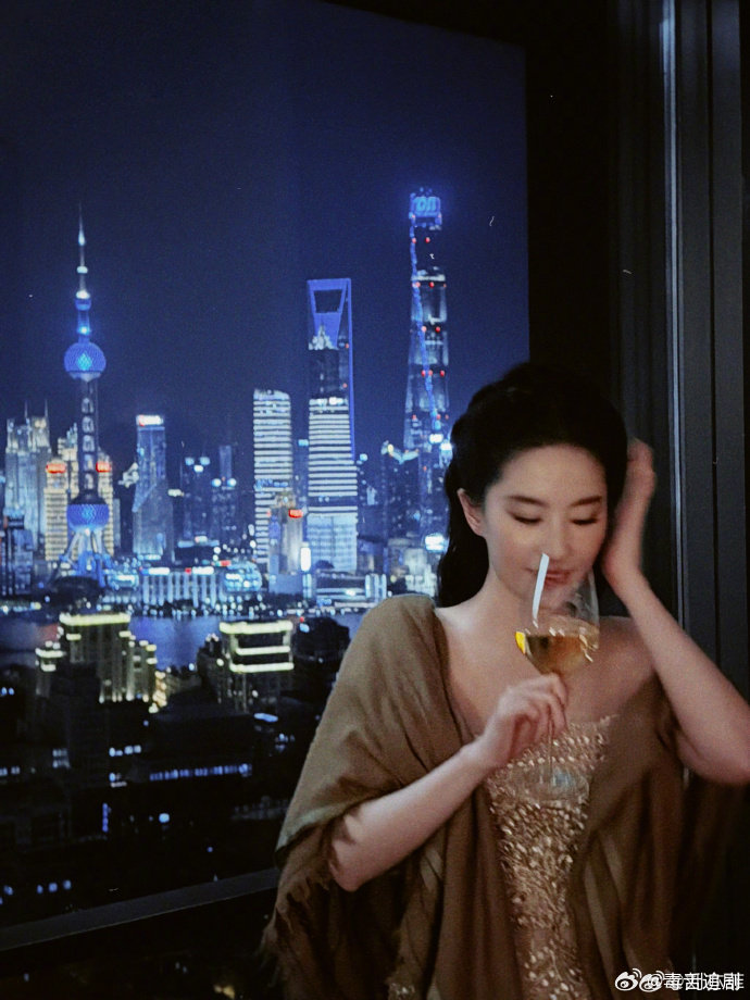 #刘亦菲发了宝格丽晚宴照片##刘亦菲比上海的夜景更闪耀# ​​​胶片滤镜自带复古贵气，刘亦菲发了宝格丽晚宴照片，鎏金礼服衬得整个人熠熠生辉，陆家嘴夜景都沦为陪衬。 ​