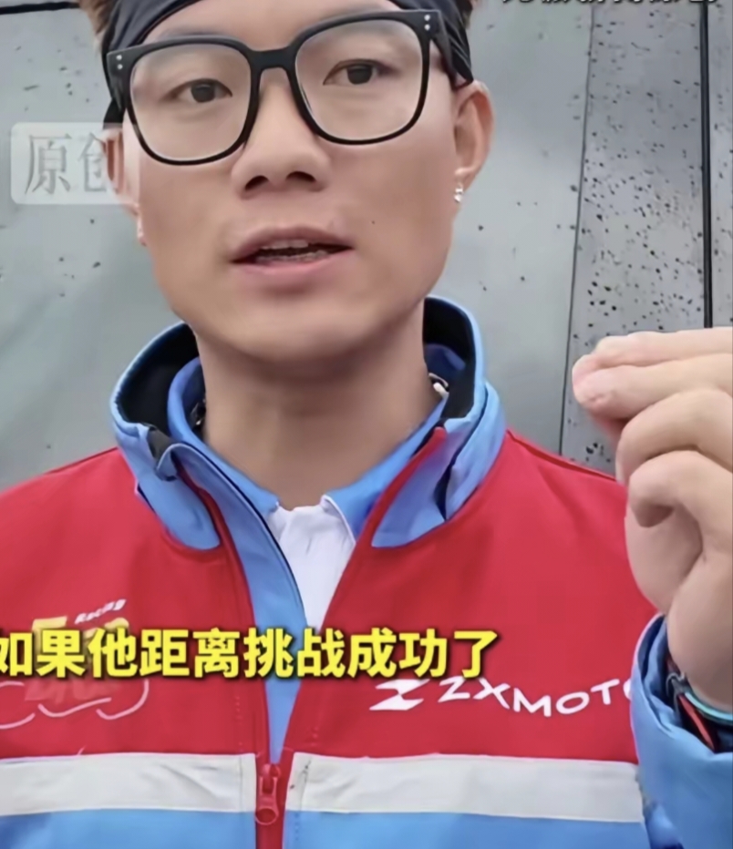 刚在WSBK赛场拿下年度第三，张雪转头就带着邓连松，回湖南老家挑战“摩托车水上漂”吉尼斯纪录，这战术安排听着就够硬核。
 
俩人分工很明确：吉尼斯每人只有一次机会，张雪先上场冲距离纪录。要是他挑战失败，邓连松立刻出发，接着拼距离；要是张雪成功破了纪录，邓连松就换上更窄的漂板，再冲速度纪录。
梯队式上
