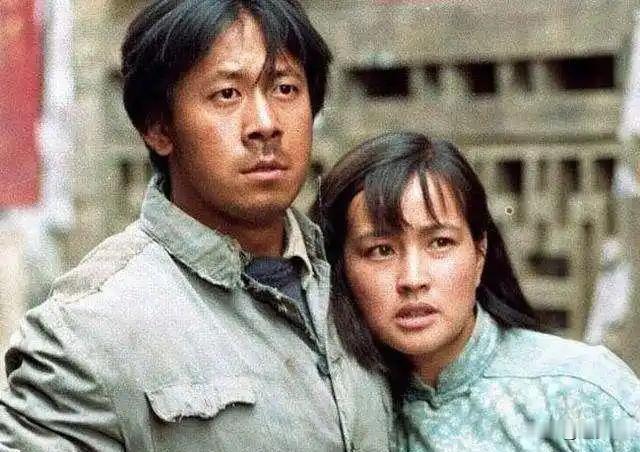 刘晓庆在自传里坦白过一条行业惯例：戏拍得久了，男女演员容易凑到一块儿，圈内把这种关系叫作“剧组夫妻”。但是在杀青之后，关系往往也就跟着散开了。

很多人只是把这件事看成娱乐圈的花边消息，而它背后其实藏着一套相对严密的人性账本。剧组这种组织是特殊的，因为几十上百号人被安排到陌生城市里面，一驻就是几个月