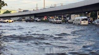 #泰国星暹新闻# 【那空那育府与巴吞他尼府洪灾持续 多地村庄被淹逾12天】

截至2026年10月7日，泰国那空那育府和巴吞他尼府的洪涝灾情依然严峻，多地村庄已被积水浸泡长达12天，部分区域水位接近一米，居民生活受到严重影响。当地政府及相关部门正加紧展开救援和排水工作，但受持续降雨及外来水流影响 ​