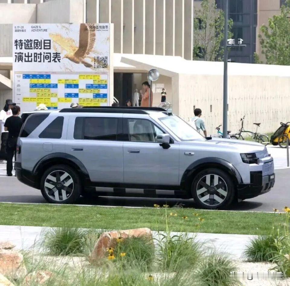 神行者8预售登场，把华为乾崑智驾ADS深度融入豪华全地形SUV，实现城市、高速、荒野多场景智驾打通，改写硬派越野的智能格局。这套智驾系统并非简单移植城市方案，专门针对越野场景定制开发，依托896线激光雷达多传感器融合，GOD3.0