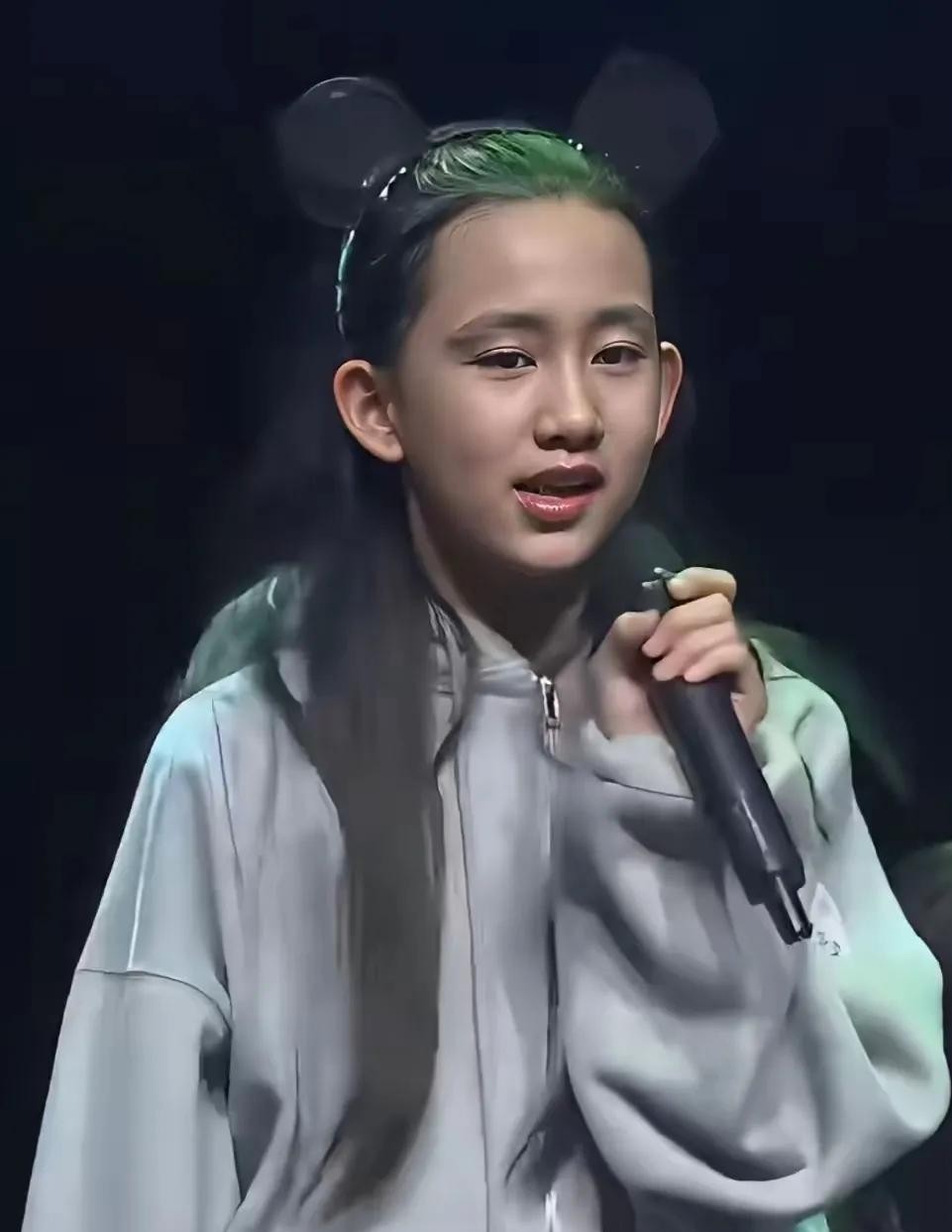 黄磊哪怕砸再多钱，他二女儿在娱乐圈也火不了，原因扎心又现实，这姑娘和她爸长得实在太像了！
内娱向来是个先看脸的地方。要是继承了黄磊年轻时演徐志摩那会儿的清秀劲儿倒还好说，可二女儿那张脸，偏偏复刻了现在的黄磊。
观众每天打开手机，对着一张熟得不能再熟的脸，实在很难生出什么追星的滤镜。
更何况黄磊