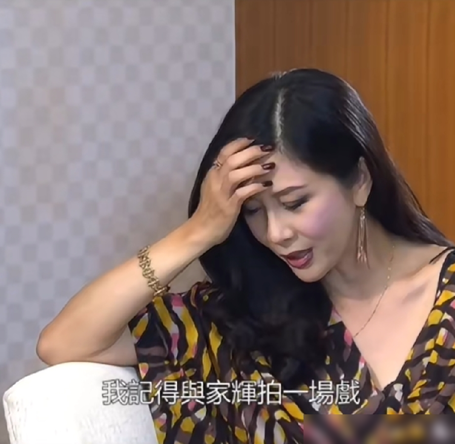 拍吻戏拍到双方牙龈出血，你敢信？
这是老戏骨吴家丽自爆的真事。当年和梁家辉拍《三狼奇案》，太投入出了意外。她自己说，不怕跟发哥拍浴室戏，就怕男演员留胡子扎脸。
翻出她的合作履历更惊人。梁家辉、发哥、任达华、梁朝伟、刘德华等六位影帝，都跟她拍过亲密戏。港片黄金期她被叫吴九组，同时九个剧组抢着约，还