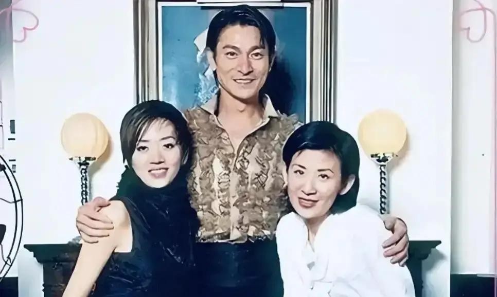 梅艳芳2003年躺在香港医院病房，弥留之际叮嘱保镖，不准吴君如进病房。

这话传出去，圈里人都愣了。她俩以前好到什么程度？吴君如拍戏没地方住，直接搬进梅艳芳家，吃住不分，内裤都能混着穿。梅艳芳买名牌包，吴君如随手拿来背。两个人一起泡夜店，一起喝酒，凌晨三点在街上疯跑，狗仔拍到都在猜她俩是不是亲姐妹。