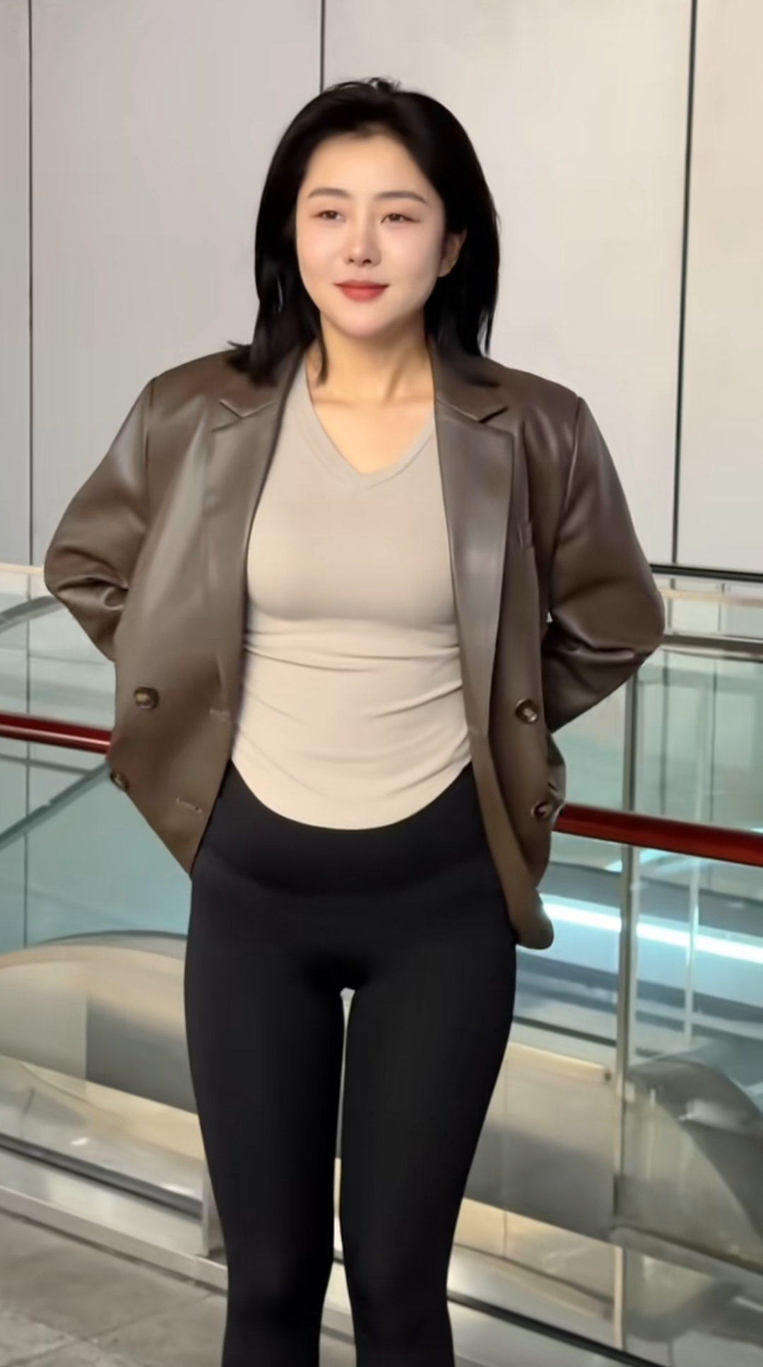 皮衣配瑜伽裤，秋冬的穿搭。微胖肉肉的小姐姐。