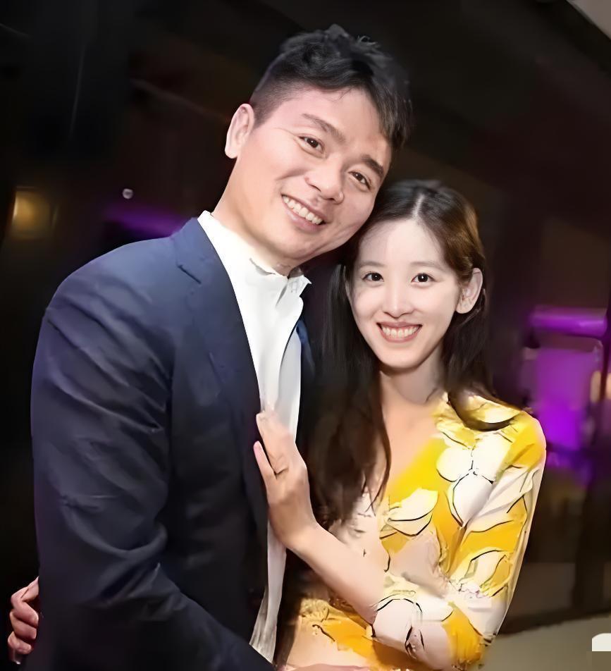 章泽天采访翻车
不是文化不够，
不是气场不够，是刘强东让她的人生太顺了，顺到缺乏对真实世界的感知。

章泽天对话何超琼，107分钟的访谈，她的反应多是“嗯”“对”“哇”，接不住任何有深度的追问。

何超琼最后甚至反客为主，问及未来规划，她摸头说家庭和孩子是重心，做播客是中学时的梦。

反观60多岁仍