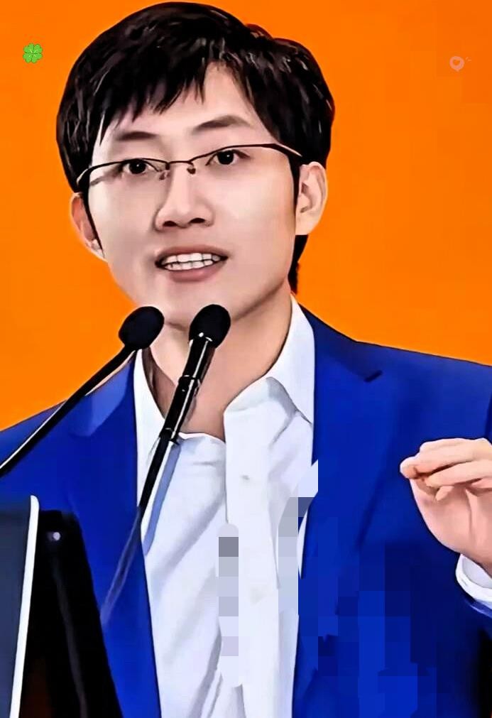 梁文锋又闷声干了一件事，十月十七号DeepSeek把模型悄悄换成了V4.1-Flash-1017，网页端、App、接口全同步，价格一分没动，权重当天直接挂网上谁都能下。别人开发布会烧钱冲热搜，它连个直播都没开，官方就甩了四个字叫帕累托改进，说白了就是活干得更快更好了，你掏的钱还少了。这事儿搁大模型圈