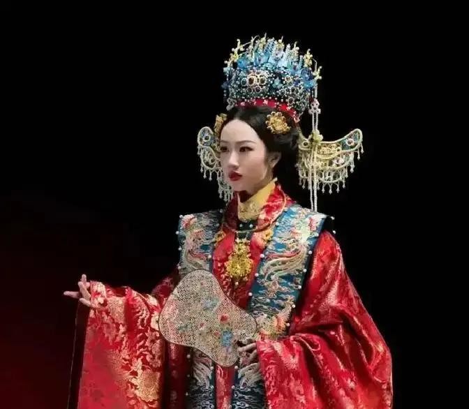 吴尊15岁女儿穿凤冠霞帔上热搜，全网以为要嫁女，真相是给墨尔本唐人街拍明代婚服海报，铠甲造型更绝
9月21日，吴尊在微博晒出一组照片。15岁的NeiNei头戴三重凤冠，身着赤罗霞帔，评论区第一反应整齐划一——“这是要出嫁了？”吴尊配文写的是“要担心的是她另一半”，热搜词条直接往“吴尊嫁女”方向狂奔。