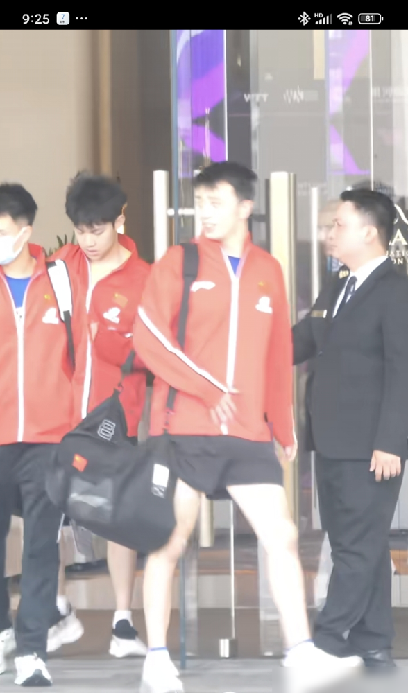 网传国乒三将去沙特打WTT？纯造谣！
之前消息传得有鼻子有眼，说周启豪、黄友政、陈垣宇刚落地就开练，连首轮对阵都列得明明白白，还说周黄俩人同在上半区，第二轮大概率碰内战。
结果翻遍所有官方信息根本没这回事，哥仨最近都在国内备战乒超联赛和世乒赛选拔，压根没有2026年9月去沙特的行程。
看球还是