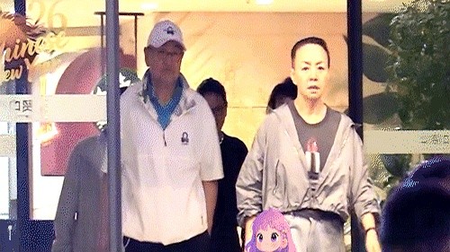宋丹丹吃完饭跟老公挥了挥手，转身钻进车里，连头都没回。

这俩人结婚快三十年了，刚被拍到饭局后告别。没有挽手，没有黏糊，就跟老哥俩似的。赵玉吉站在路边看着车开走，举手投足全是兜底的踏实。

前半生她是个刺猬，在感情里死磕，把自己撞得头破血流。直到遇见这个人，一身硬刺全掉光了。不用端着，不用演，怎么舒