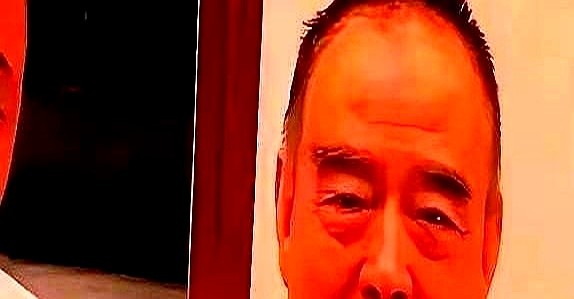陈飞宇新戏刚播完，亲爹陈凯歌审完片，当面就甩了俩字：惊吓。

一点面子没给留。年轻时在片场骂演员毫不留情的大导演，对亲儿子照样带头拆台。

前脚还在烟台领“杰出贡献导演”奖，回到三亚，七十四岁的人穿着大几万的衣服，蹲在厨房角落挑菜，手有些发抖，菜叶子择得七零八落还不让别人插手。站起来走路也晃悠了，背