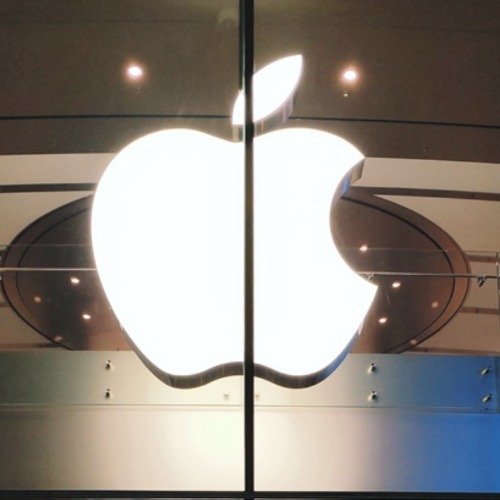 苹果首款折叠屏iPhone Duo秒罄！天价泡沫破裂，溢价从5.8万暴跌至7000元
 
苹果首款折叠屏iPhone Duo开启预购后瞬间被抢空，不过二级市场价格快速回归理性。预售前被炒到5.8万元的天价泡沫彻底破裂，真实成交溢价稳定在7000元上下，两大核心因素直接压制住黄牛炒作空间。
 
一、价