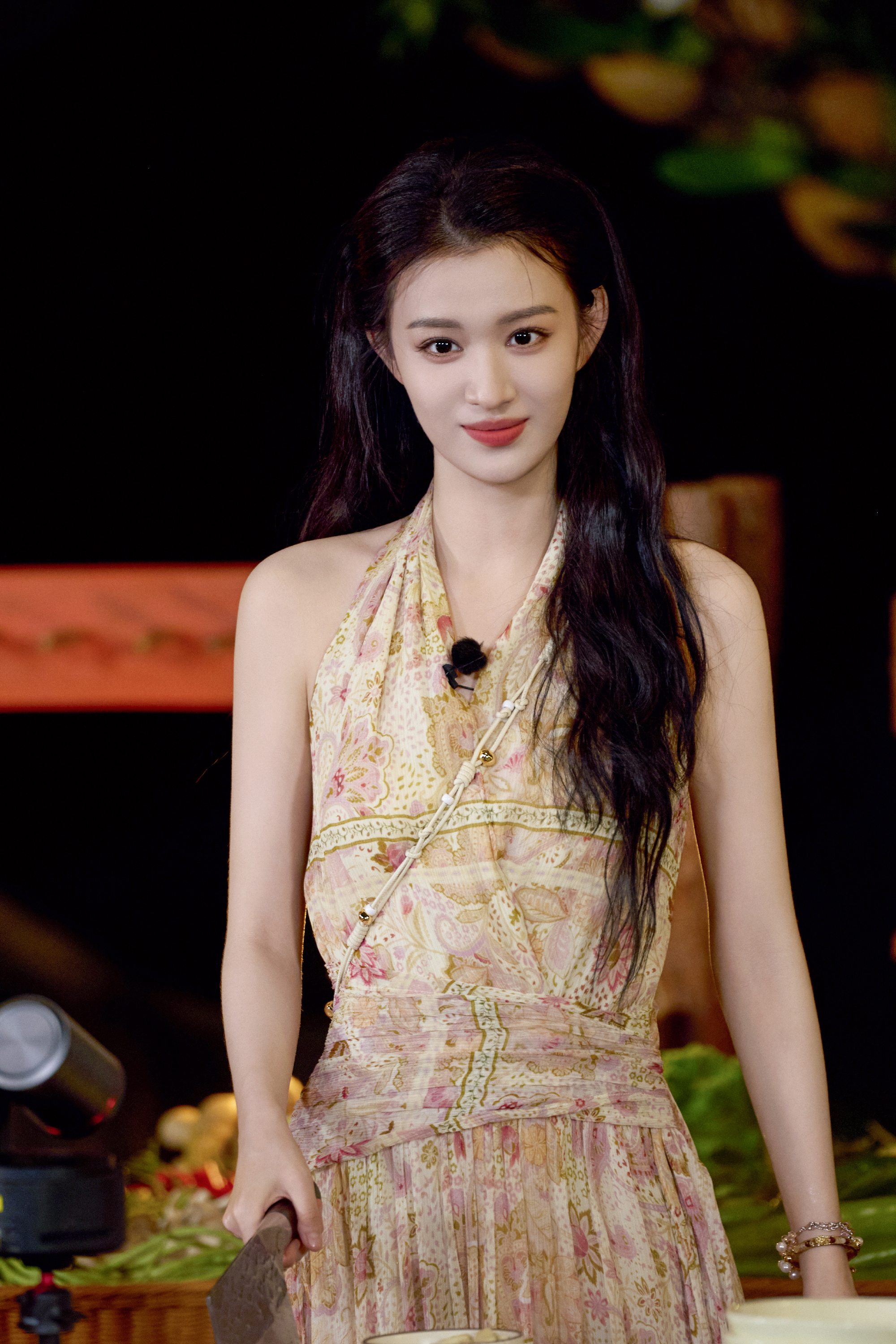 笑死！王楚然这是彻底不装了是吧？？

以前以为她是那种端着的高冷女神，结果一上《现在就出发》直接原形毕露。猜词环节比划“五十步笑百步”，这姐们儿直接在场地上狂奔，那架势不知道的以为在录跑男，网友辣评：这一期录完微信步数直接封顶。

狼人杀才是重头戏。抽到卧底后表情管理直接崩塌，误票好人就算了，还当场