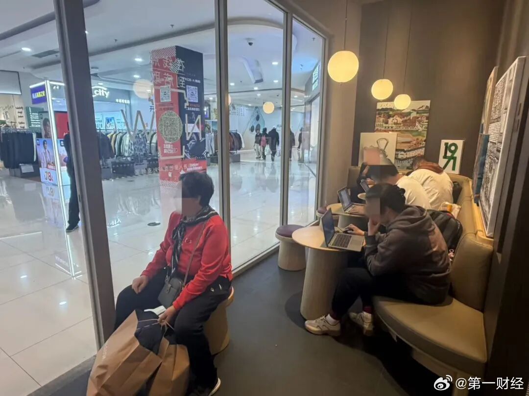 【#连锁咖啡品牌多未实施消费入座#】#律师称消费入座合理关键在提前告知# 星巴克再次因为“消费入座”的话题成为争议焦点。
10月20日，长安街知事走访北京丰台区、西城区、东城区多家星巴克门店发现，店内均未强制执行“消费入座”，也并未放置相关物料。
不仅是星巴克，知事走访的皮爷、M Stand、Mann ​