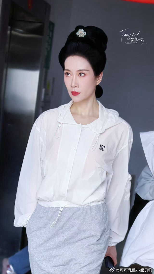 进步从前唱跳生疏屡屡碰壁，如今凭日夜打磨交出惊艳舞台。不惧短板反复练习...