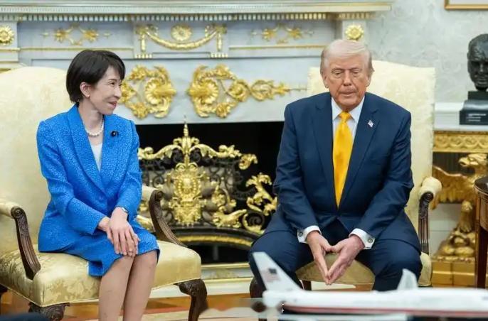【#高市早苗提前会见特朗普#，“担心美国对中国让步”】#高市早苗抵达纽约# 中美两国元首即将于本周在白宫举行会晤，这一消息似乎令日本首相高市早苗感到“焦虑”。

据香港《南华早报》报道，本周举行的联合国大会一般性辩论期间，高市早苗将于当地时间9月22日在美国纽约与特朗普会面。分析人士认为， ​